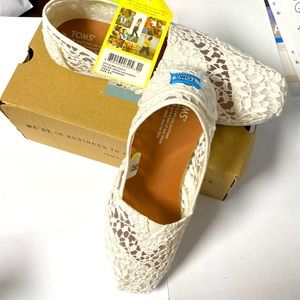 NIB TOMS Classic White Lace Leaves Crocheted LIKE Slip-On 9.5 Shoes Super Cute